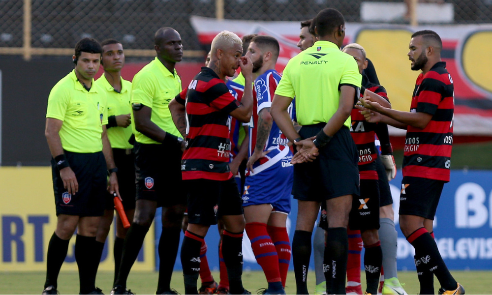 Arbitragem tendo que lidar com as confusões entre os jogadores da dupla Ba-Vi