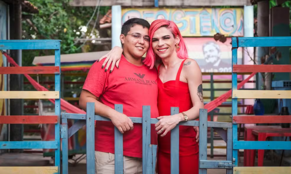 Casal transcentrado Nicole e Gabriel demonstram uma nova família brasileira