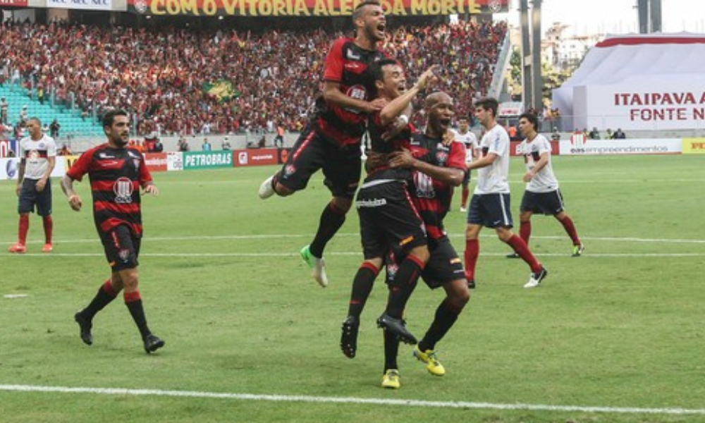 Jogadores do Vitória comemorando um dos gols do Rubro-negro naquela goleada na Fonte