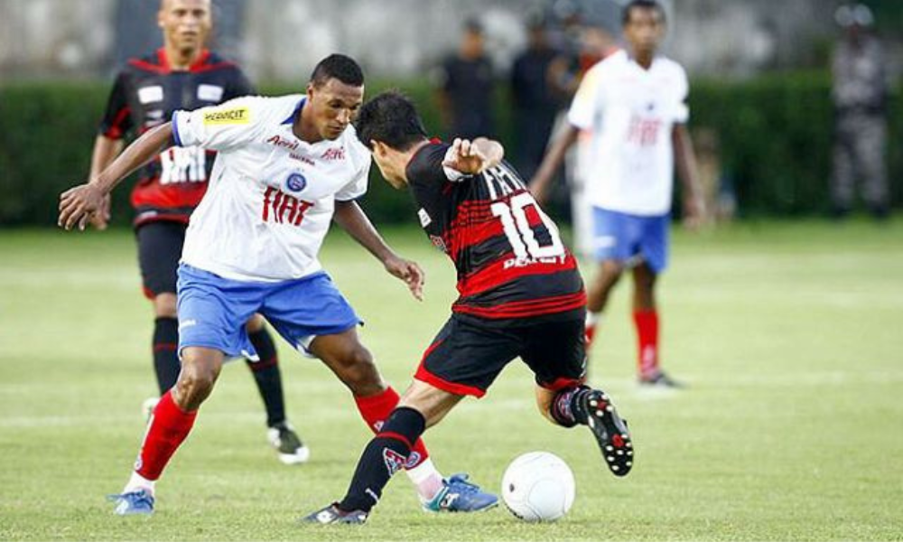 Rogério (Bahia) e Ramon Menezes (Vitória) jogando Ba-Vi de 2008, pelo Baianão