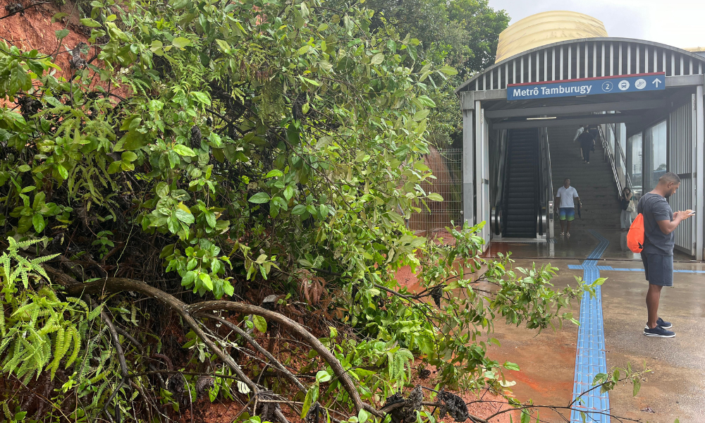 Deslizamento de terra na estrada da Estação Tamburugy de Metrô