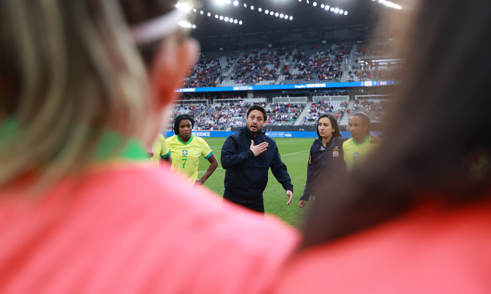 Técnico Arthur Elias conversando com as jogadoras da Seleção Feminina