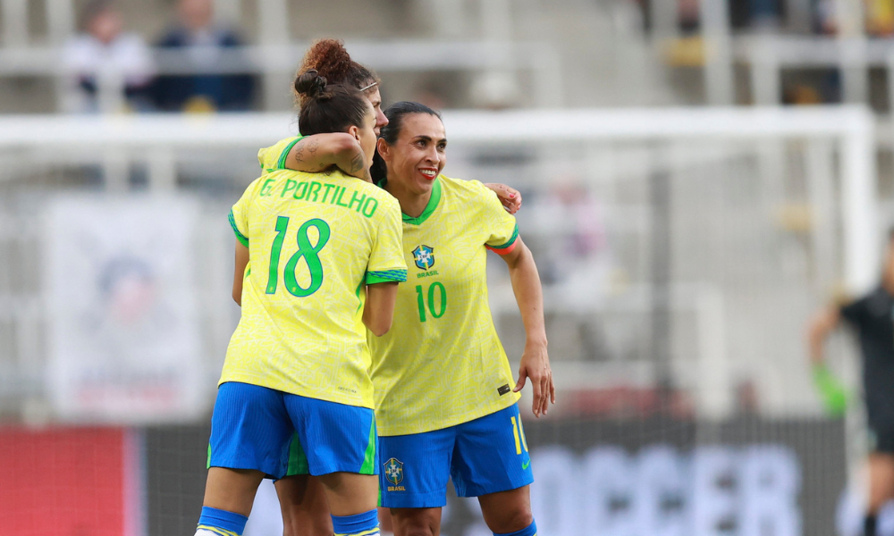 Camisa 10 Marta e as meninas da seleção comemorando o 3º lugar no Torneio SheBelieves 