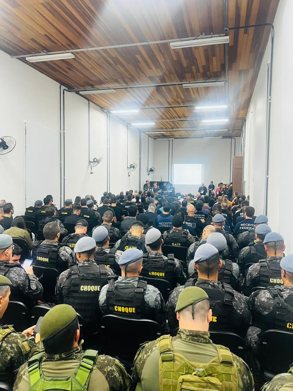 Policiais reunidos para deflagrar operação Fim da Linha 