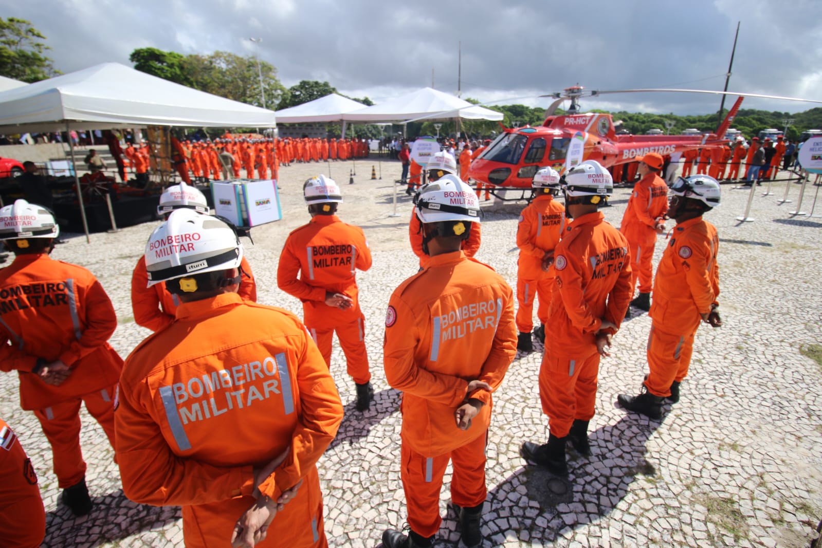 Corpo de bombeiros recebe helicóptero 
