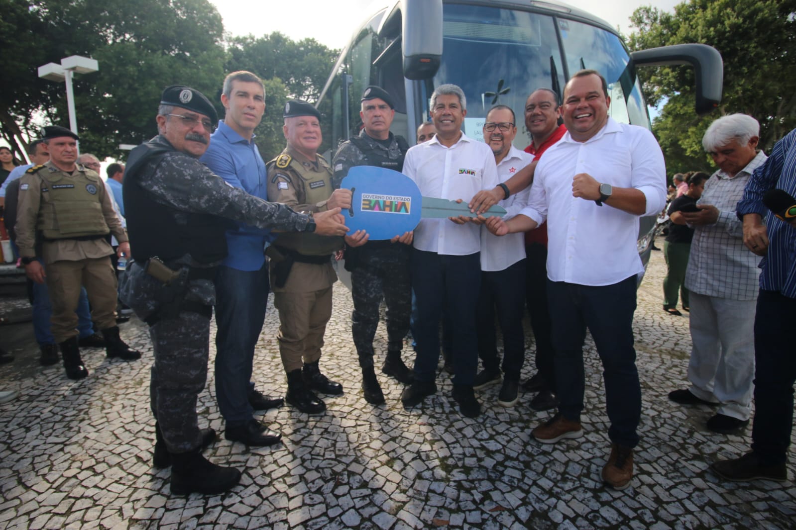 Autoridades do estado da Bahia reunidos para entrega de equipamentos para segurança pública 