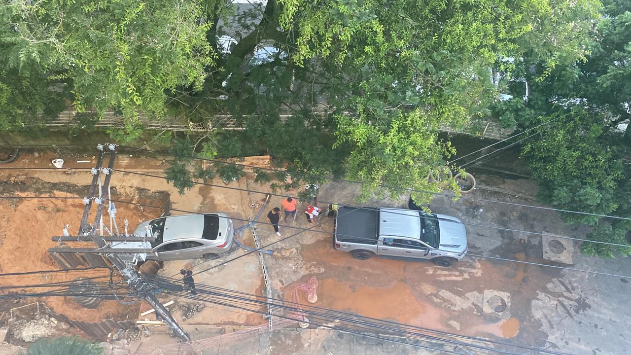 VÍDEO: Enorme cratera se abre em Salvador e carro quase é engolido