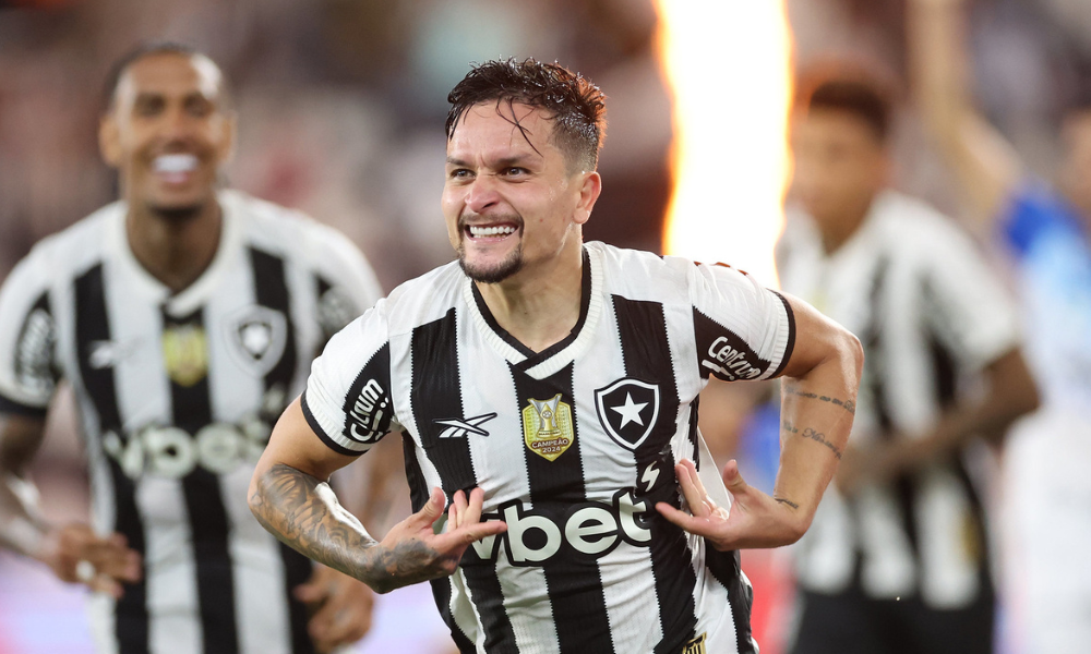 Artur, ex-Bahia, com a camisa do Botafogo