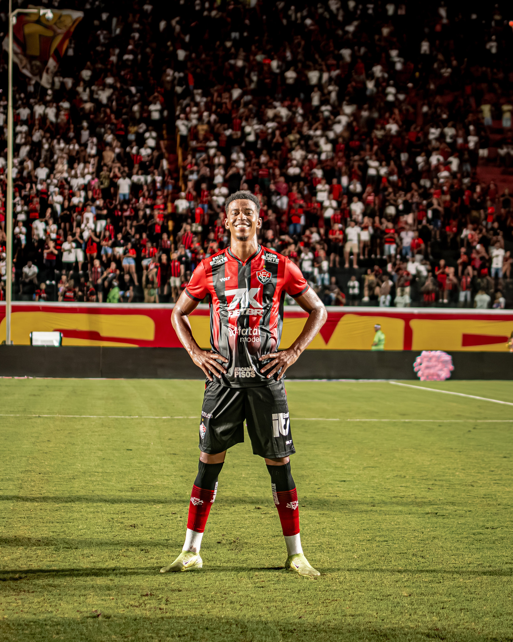 Atacante Carlinhos, com a camisa do Vitória