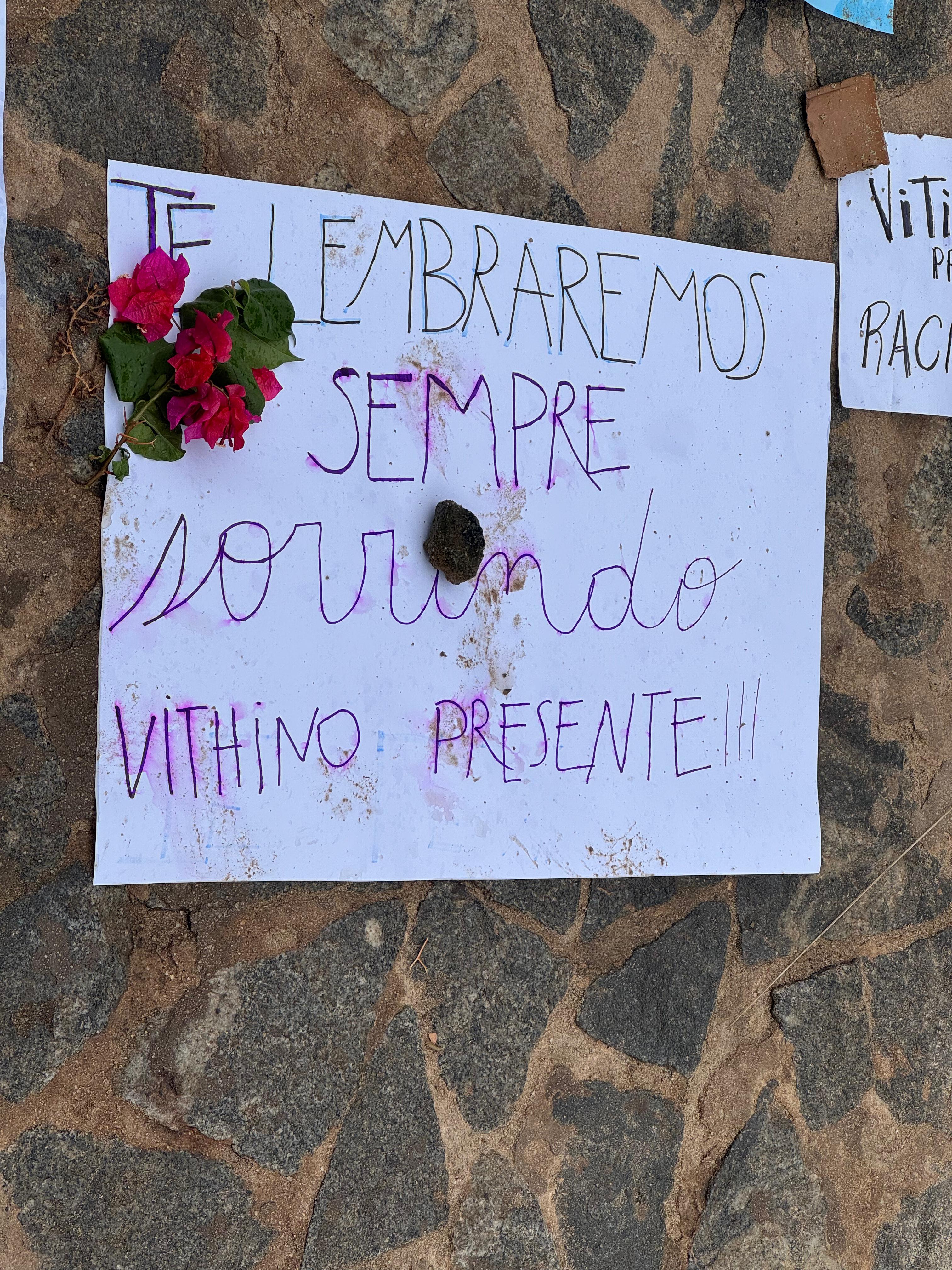 Cartazes levados por conhecidos de Vitinho em manifestação nesta segunda-feira (12)