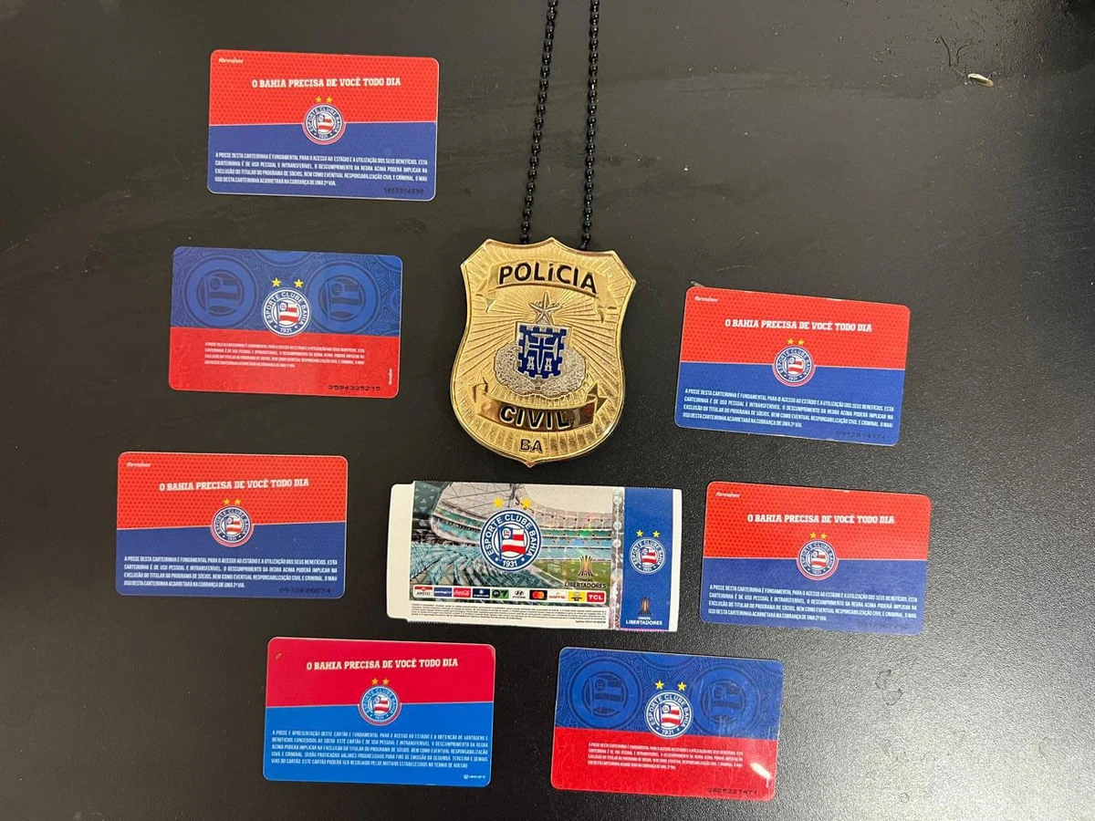 As carteirinhas do Sócio Esquadrão que foram apreendidas na operação da Civil