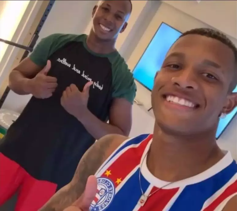 Meia Danilo com a regata do Bahia, em treino numa academia da Inglaterra