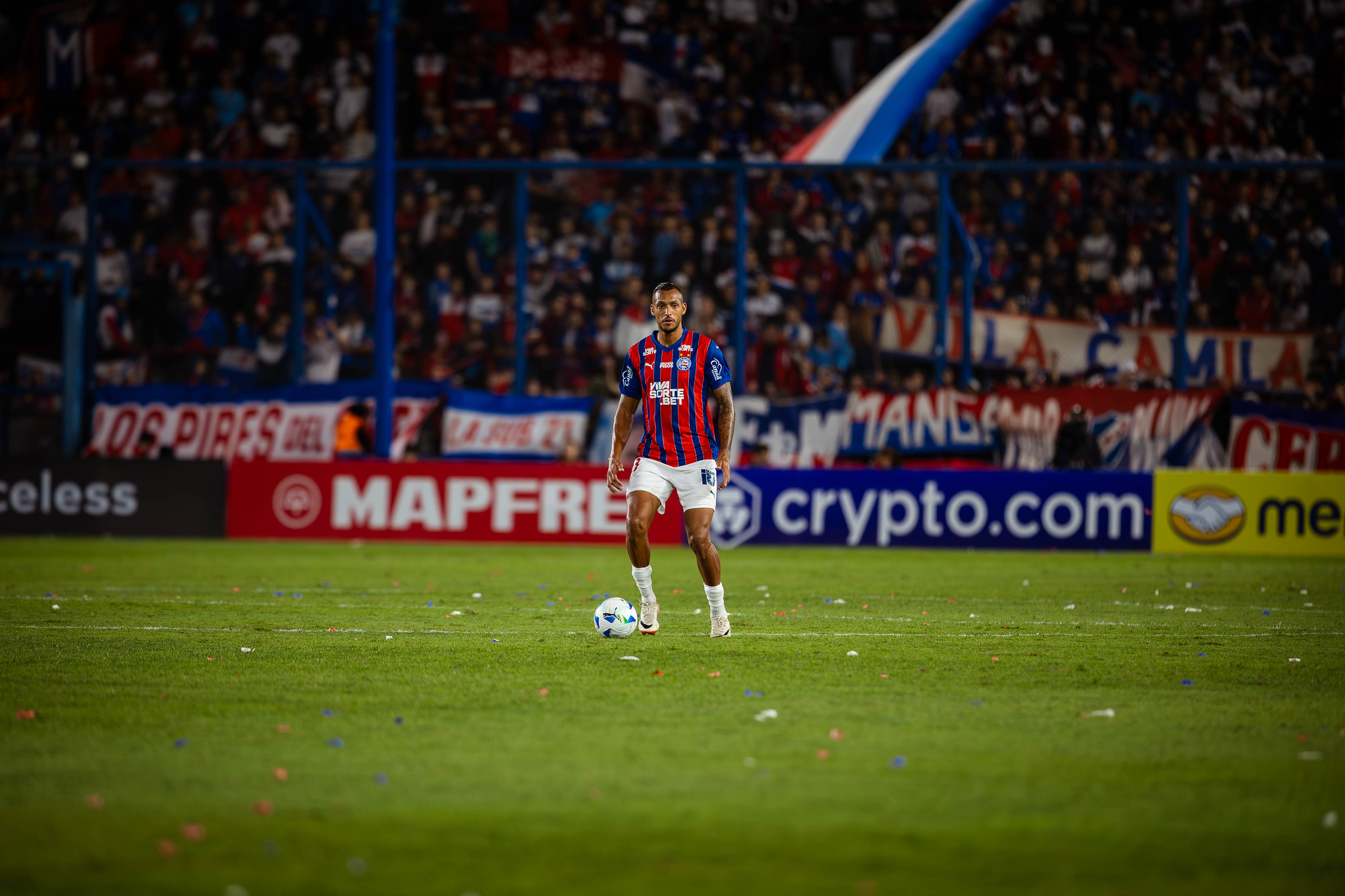 David Duarte, em ação pelo Bahia contra o Nacional-URU