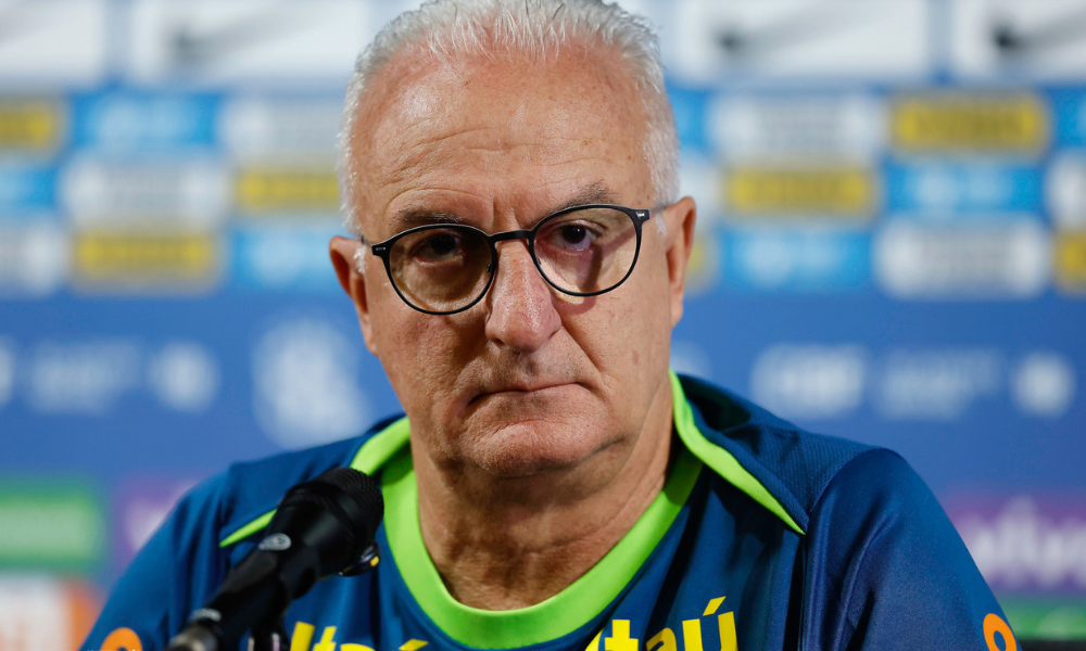 Dorival Júnior em coletiva, ainda sob o comando da seleção brasileira