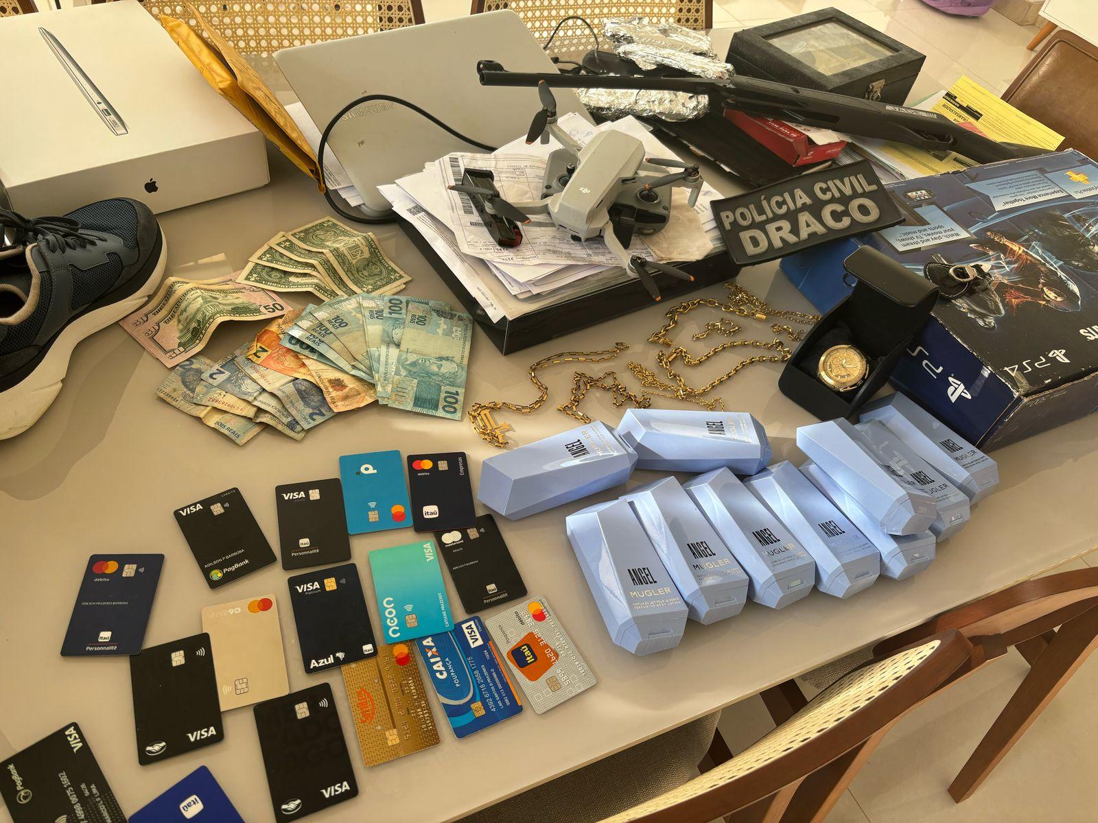 Entre os bens apreendidos dólares e itens de luxo