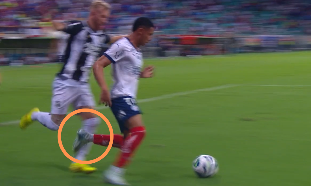 Momento do pênalti a favor do Bahia