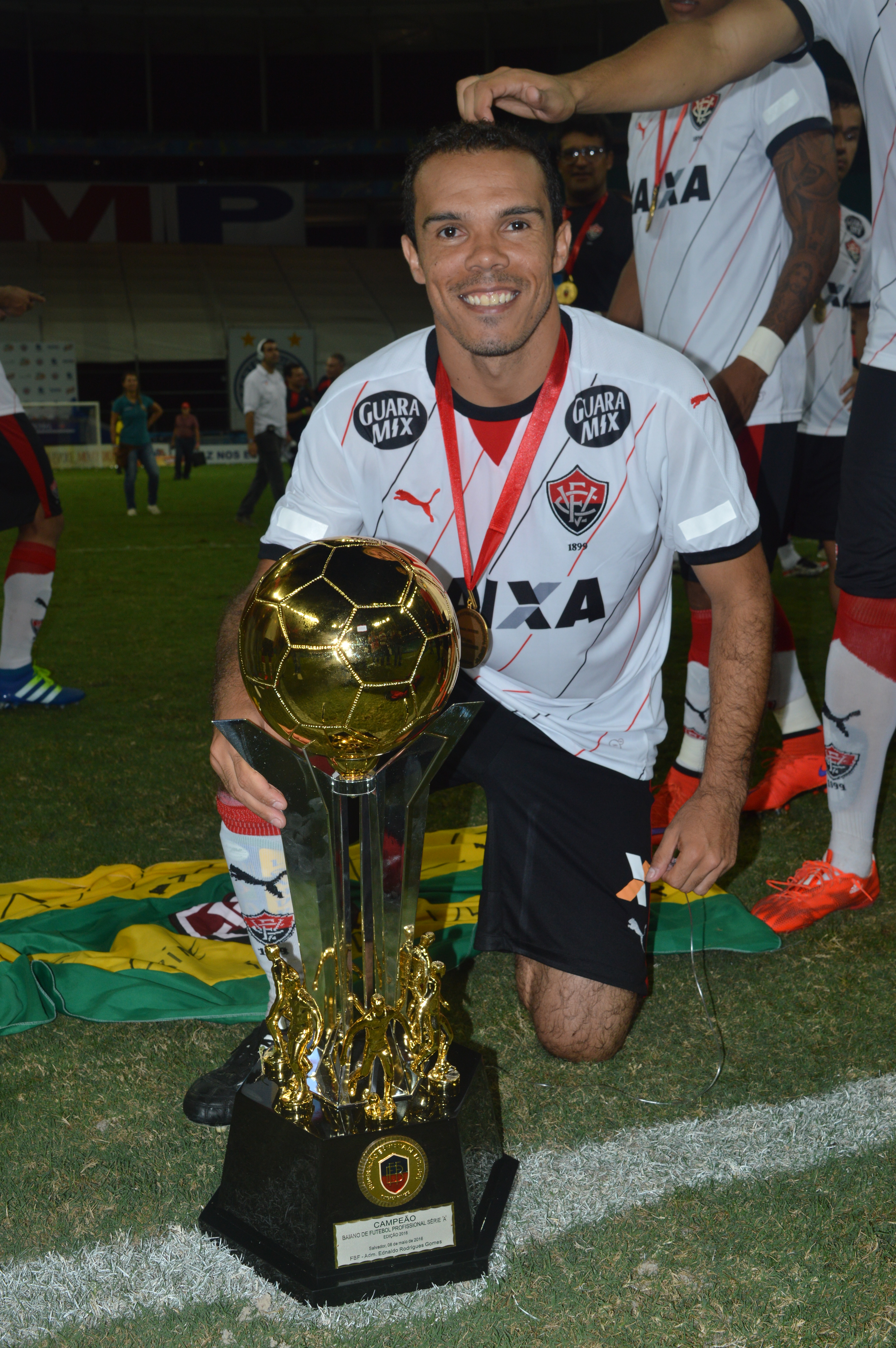 Leandro Domingues, com a taça do Baianão 2016, conquistada pelo Vitória