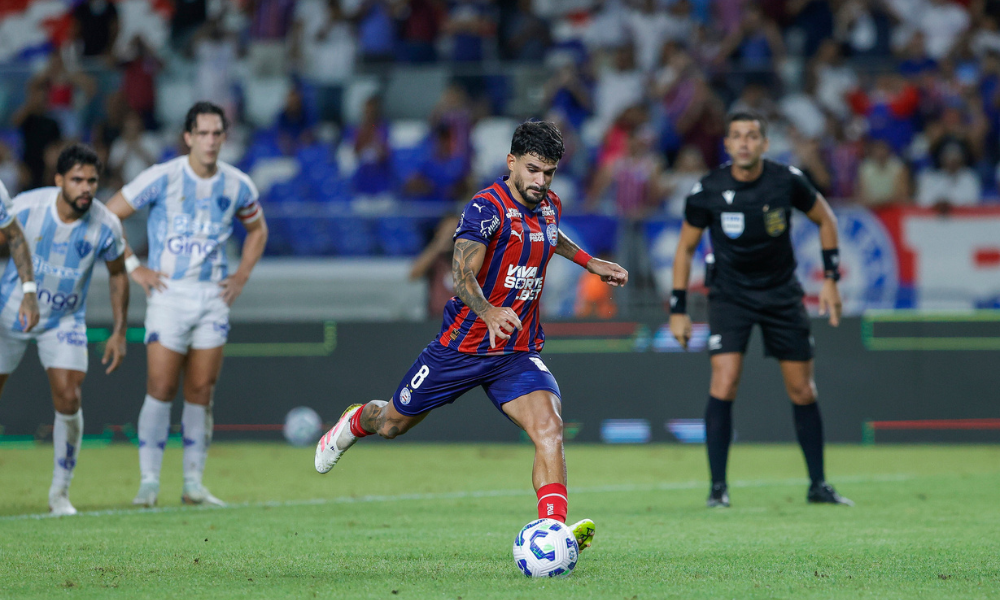 Cauly cobrando pênalti para o Bahia