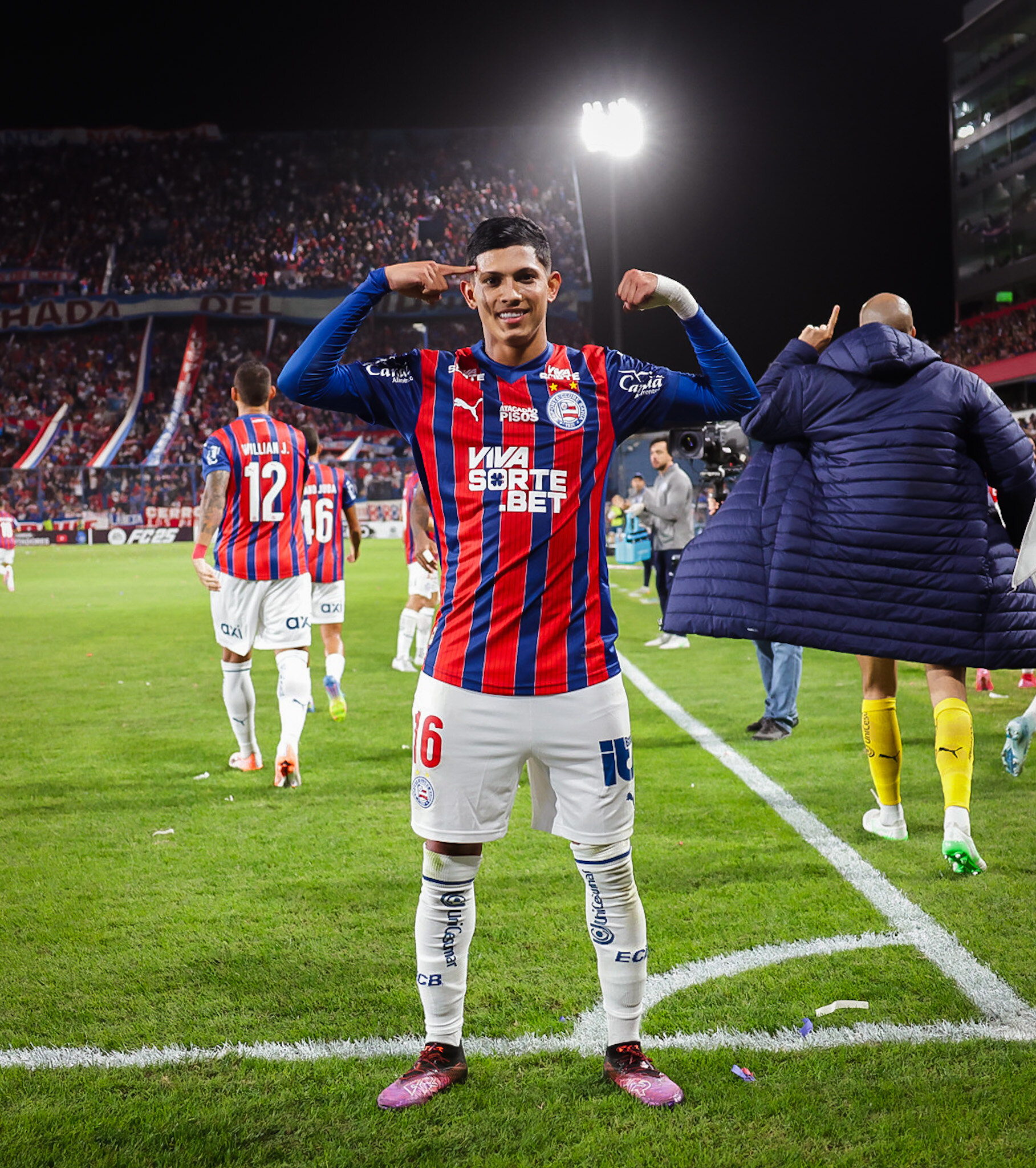 Comemoração de Pulga no gol do Bahia, contra o Nacional