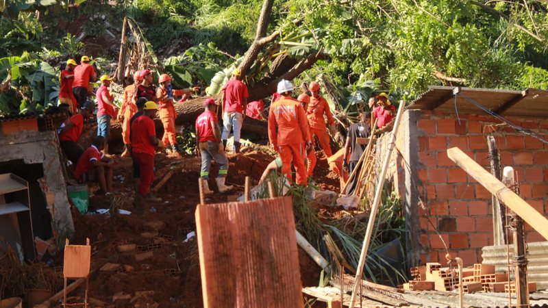 Bombeiros seguem com trabalho intenso para encontrar jovem soterrado na Saramandaia