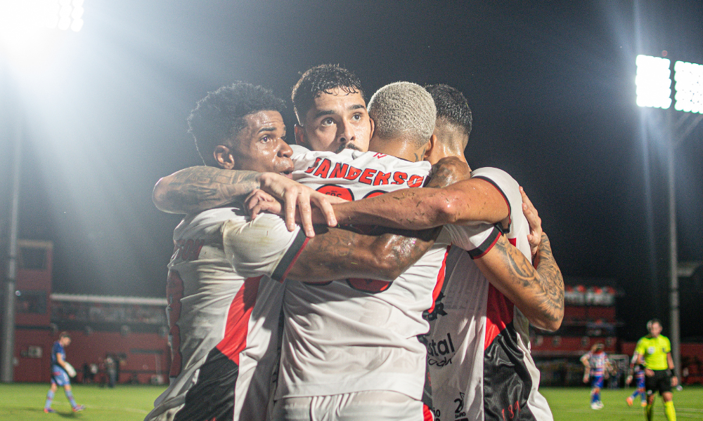Jogadores do Vitória comemorando o gol de Janderson
