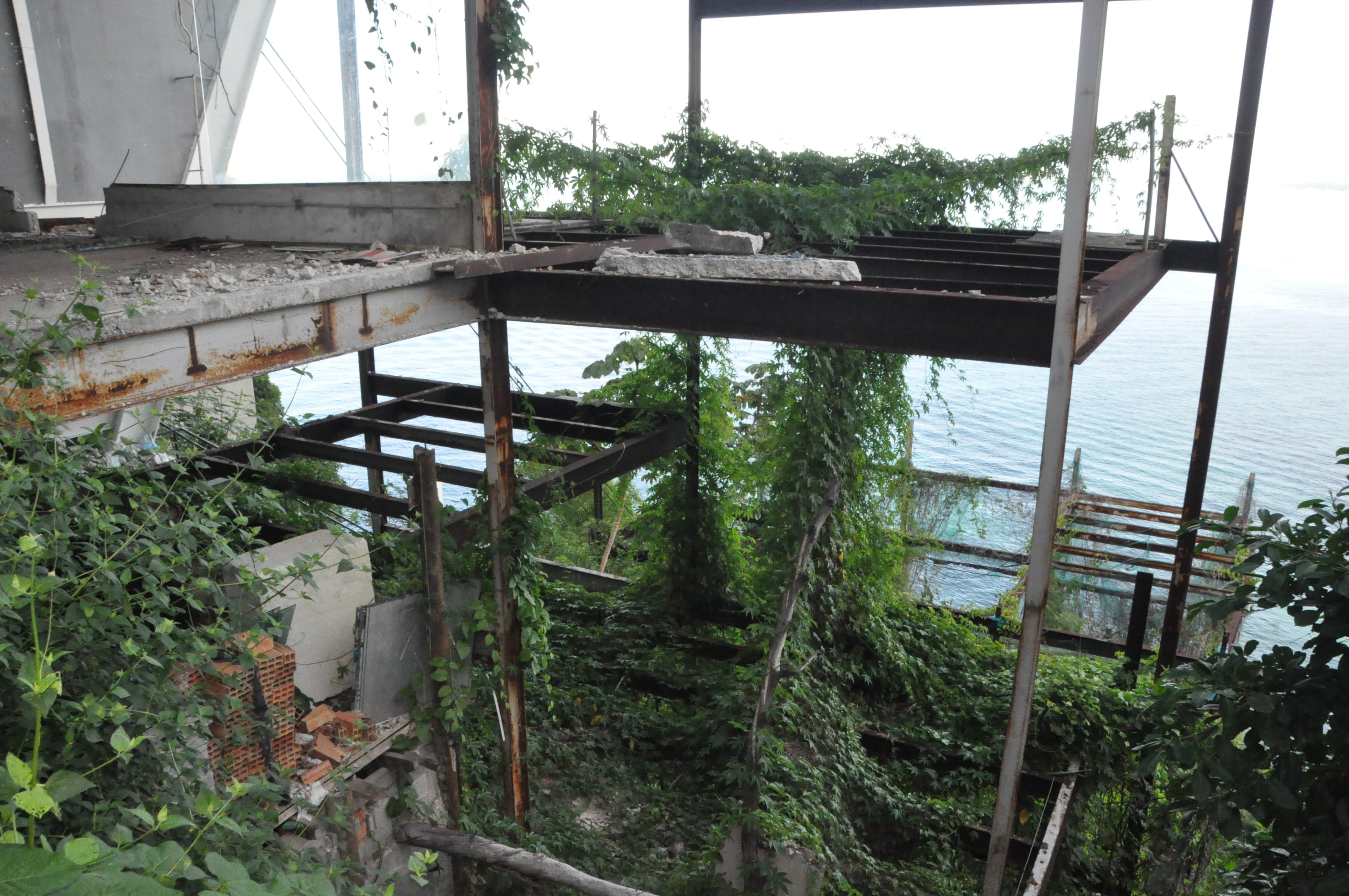 Estrutura de ferro está enferrujada e já tem ordem de demolição expedida (Foto: Devid Santana/BNews)