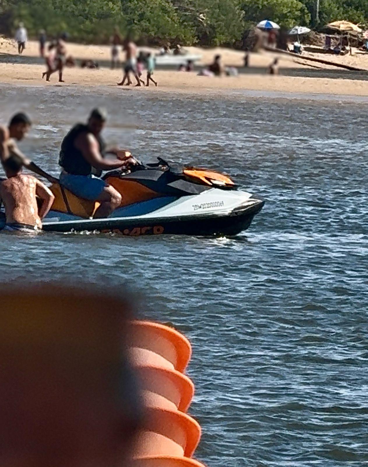 Jet-ski próximo aos banhistas