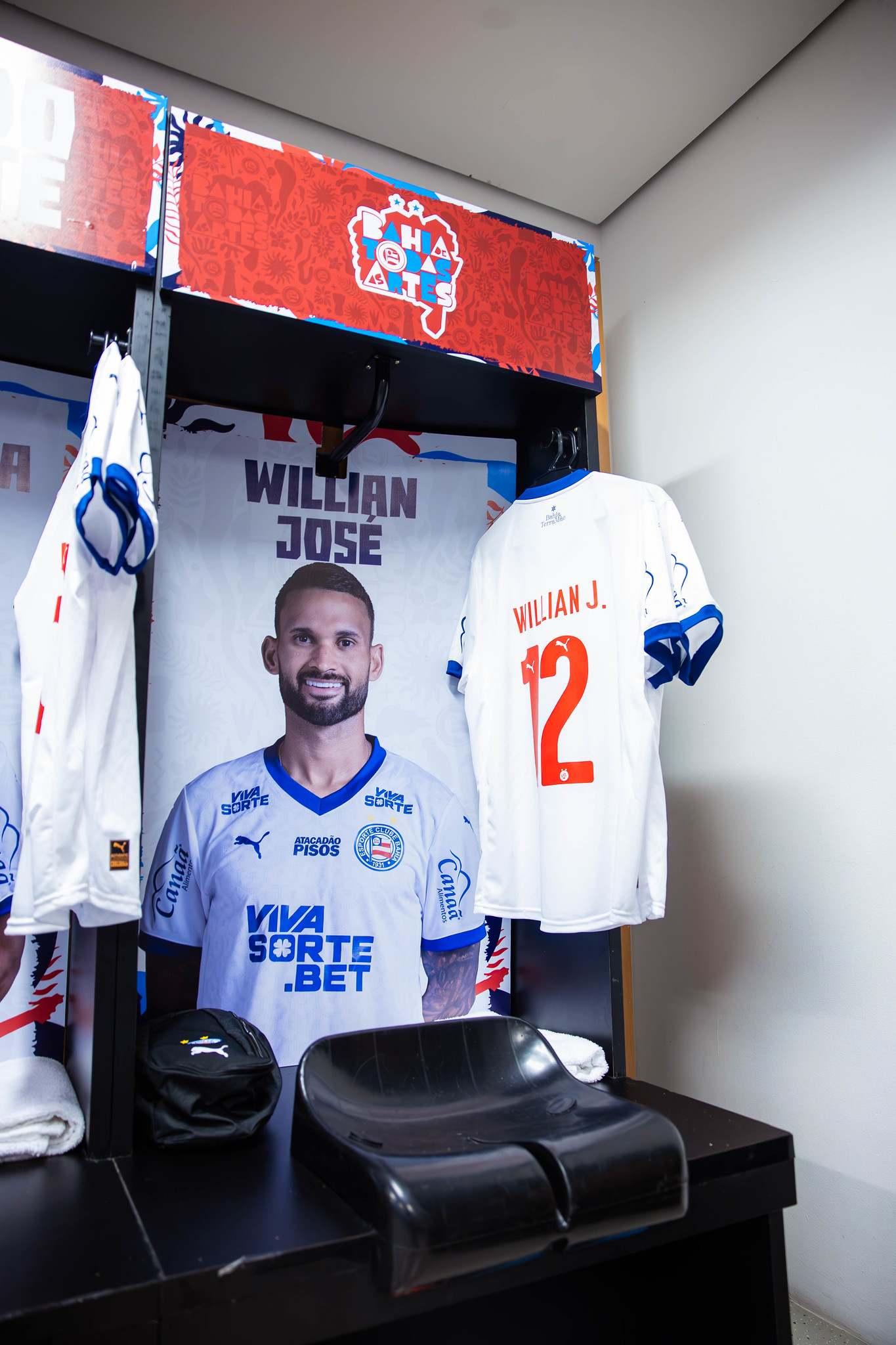 Vestiário do Bahia com a camisa 12, de Willian José