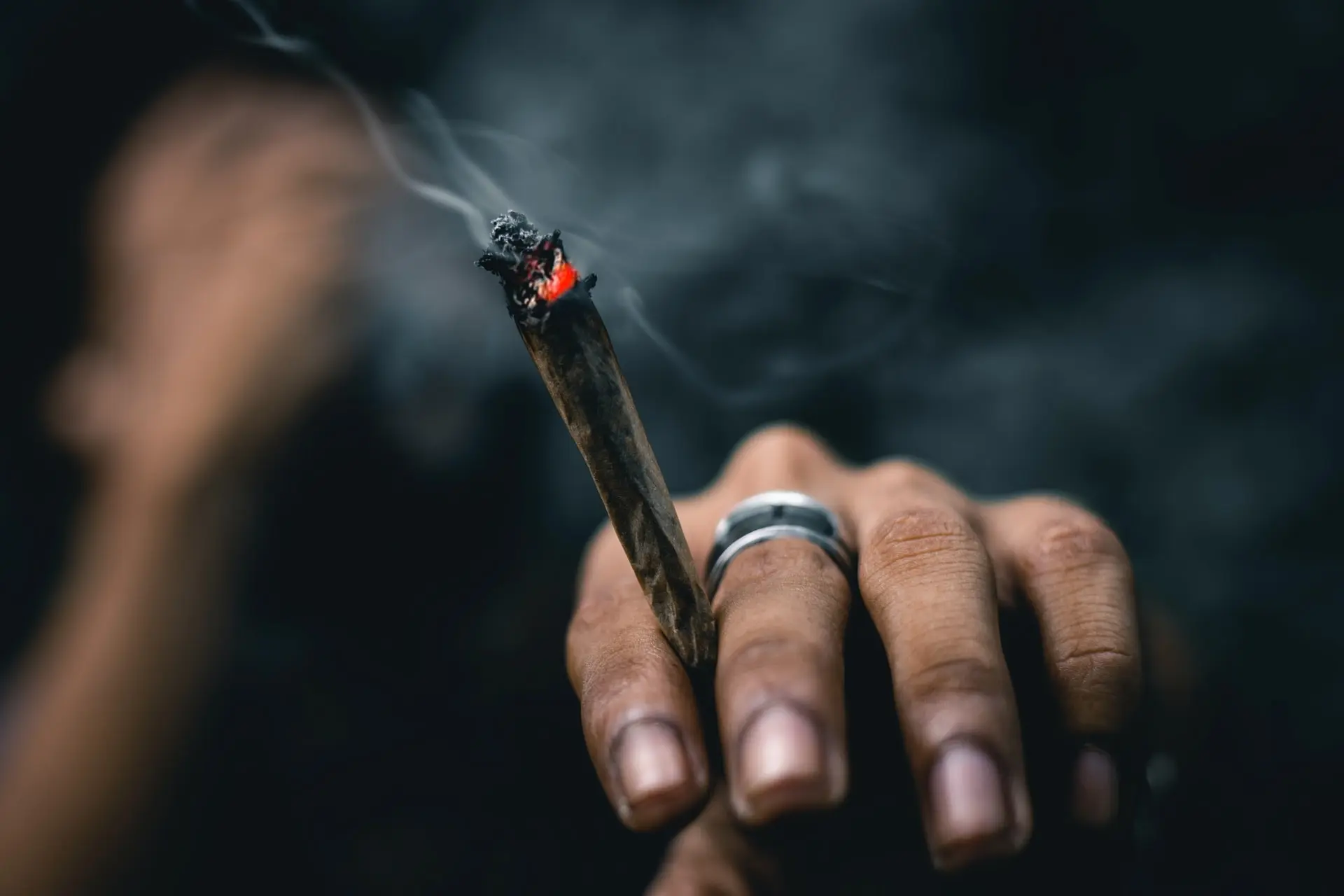 Cantor Brasileiro Famoso Grava V deo Fumando Maconha Com Os Filhos Assista cantor-brasileiro-famoso-grava-v-deo-fumando-maconha-com-os-filhos-assista