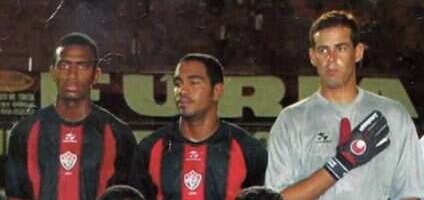 Arivélton na foto de Campeão da Copa do Nordeste de 2003 entre Adailton e Paulo Musse