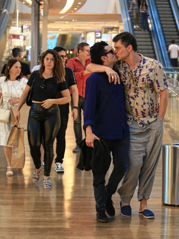 carmo e homem em shopping