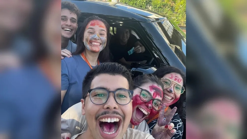 O cantor Nattan encontrou com os estudantes no meio da rua. Foto: Reprodução/Redes Sociais