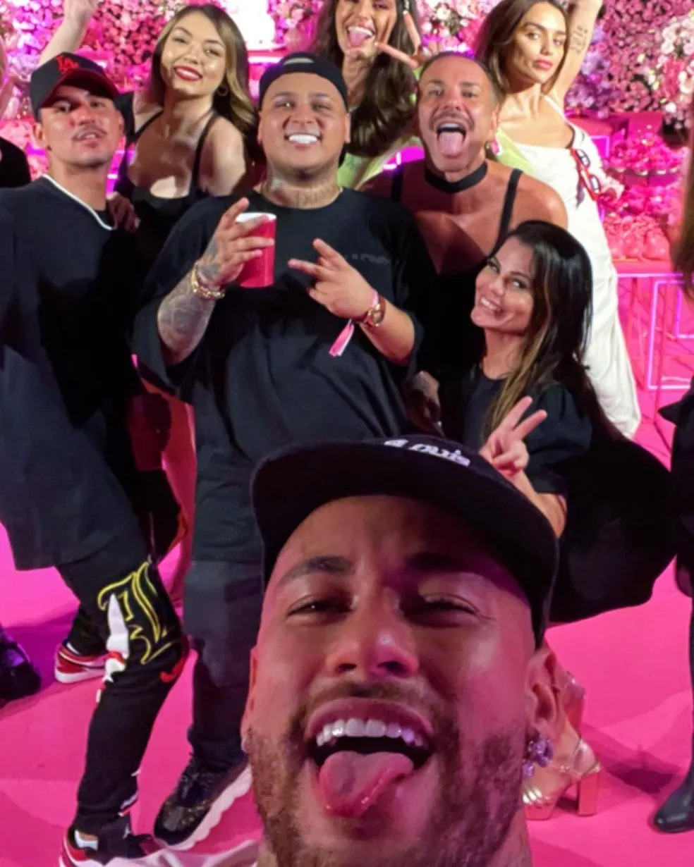 MC Ryan SP, Neymar, Gabriel Medina, Rafa Kalimann e Matheus Mazzafera — Foto: Instagram