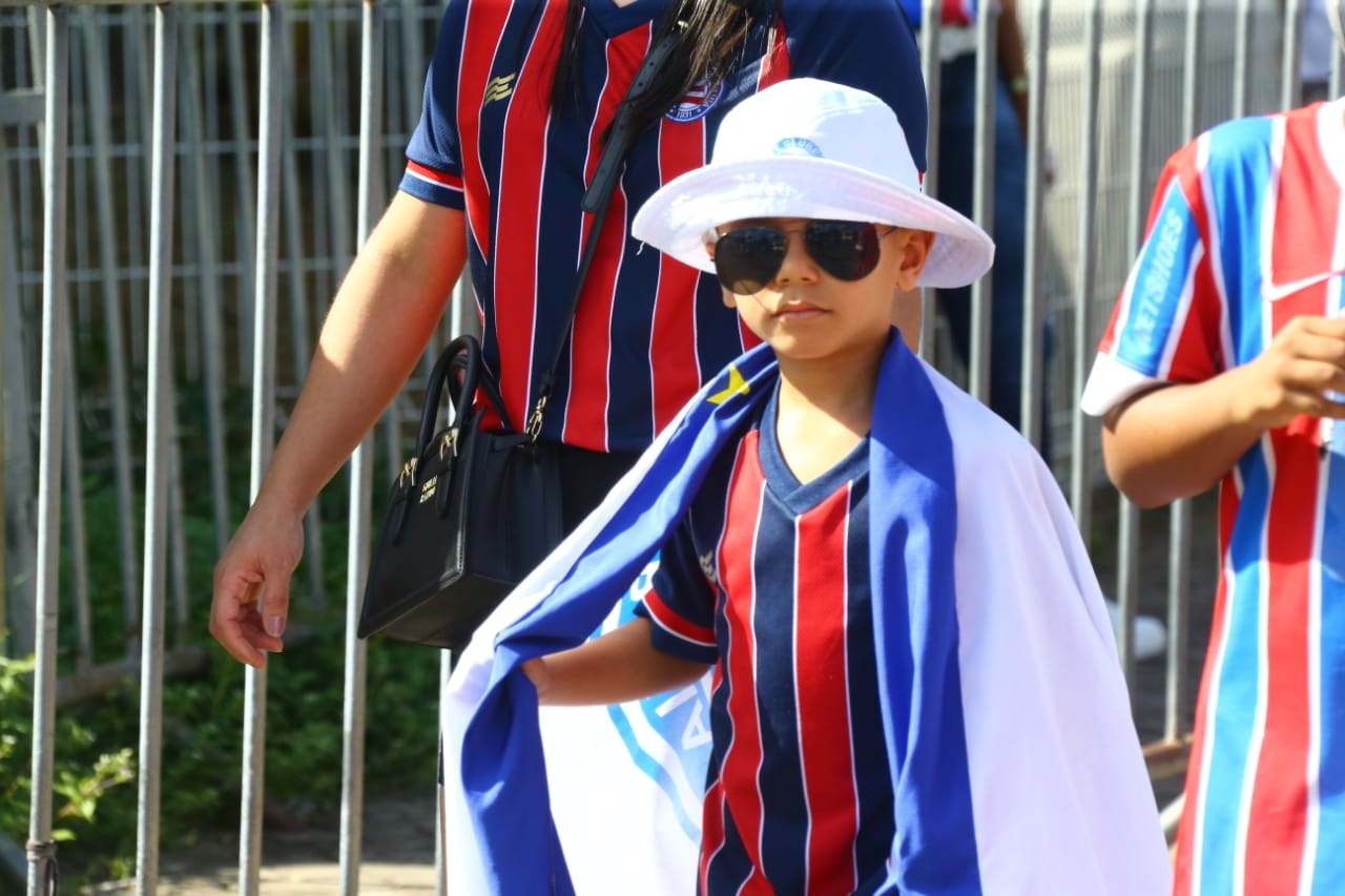 Criança uniformizada chegando na Arena Fonte Nova