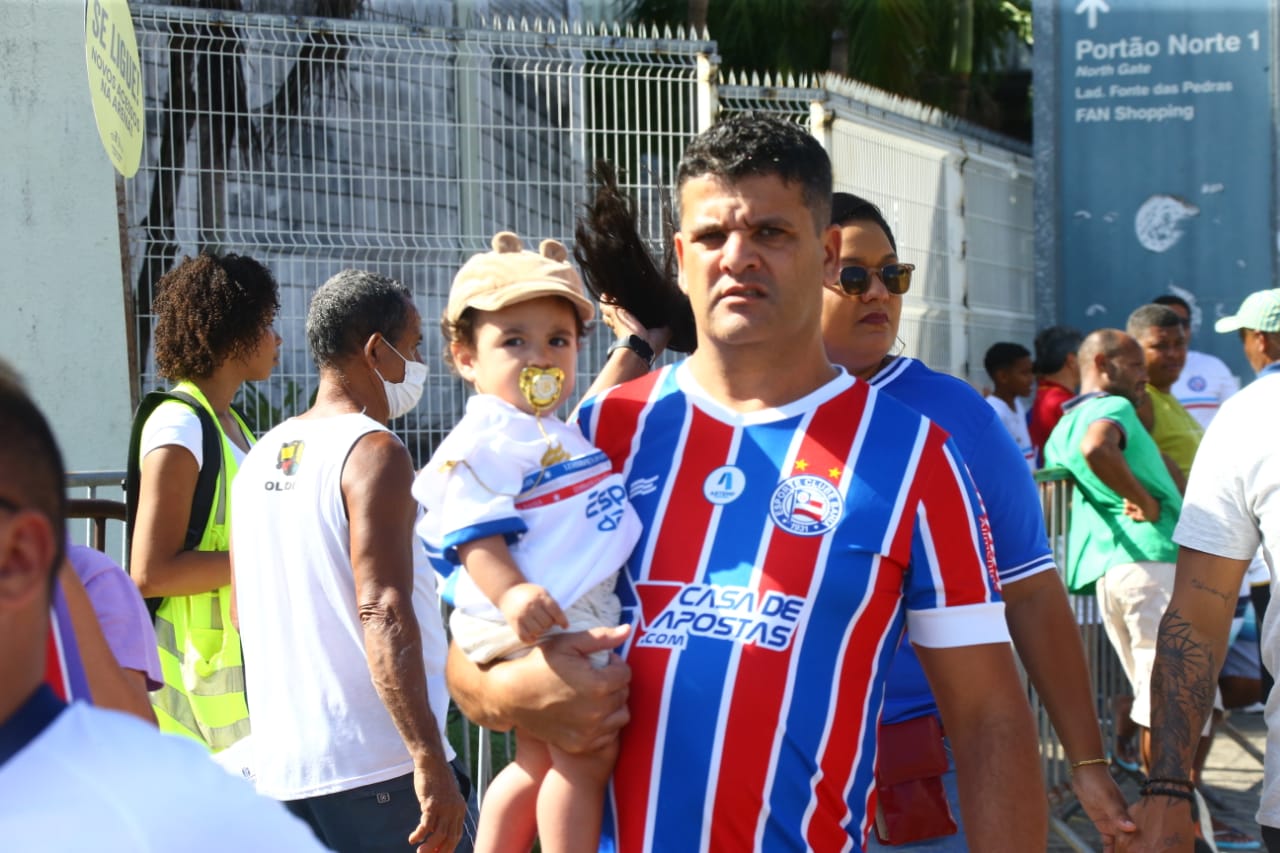 Pai e filha chegando na Arena Fonte Nova