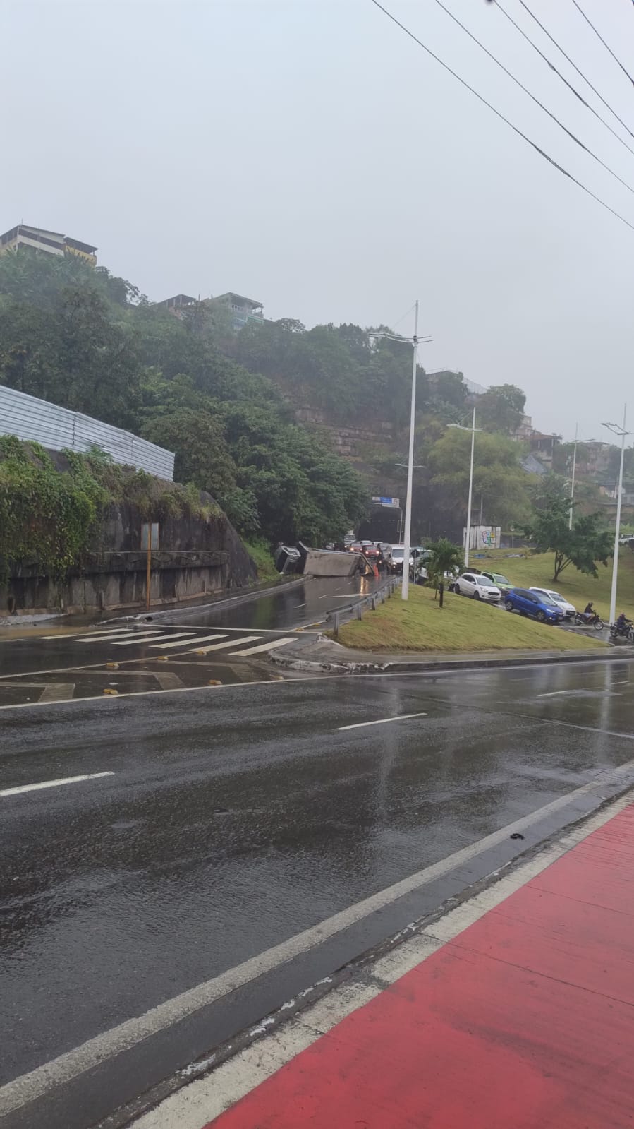 Caminhão tomba em alça da Ligação Lobato-Pirajá 