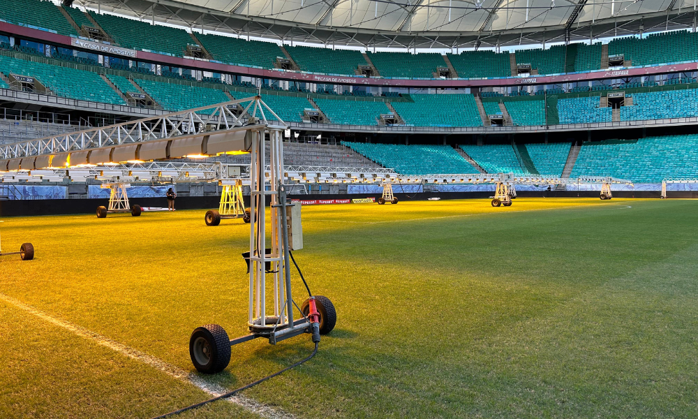 Setor norte recebendo os cuidados antes do jogo entre Bahia x Botafogo, pela Copa do Brasil