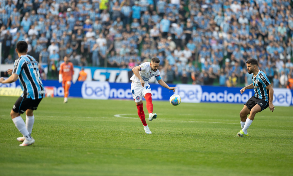 Everton Ribeiro em ação pelo Bahia, no triunfo sobre o Grêmio