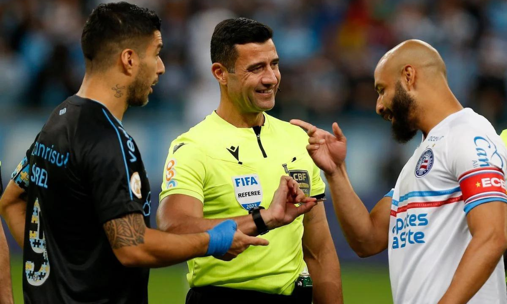 Árbitro Bráulio da Silva Machado, apitando Grêmio x Bahia, na Copa do Brasil 2023
