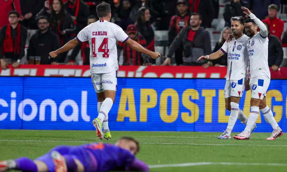 De Pena comemora gol de Biel, no triunfo do Esquadrão sobre o Athlético Paranaense
