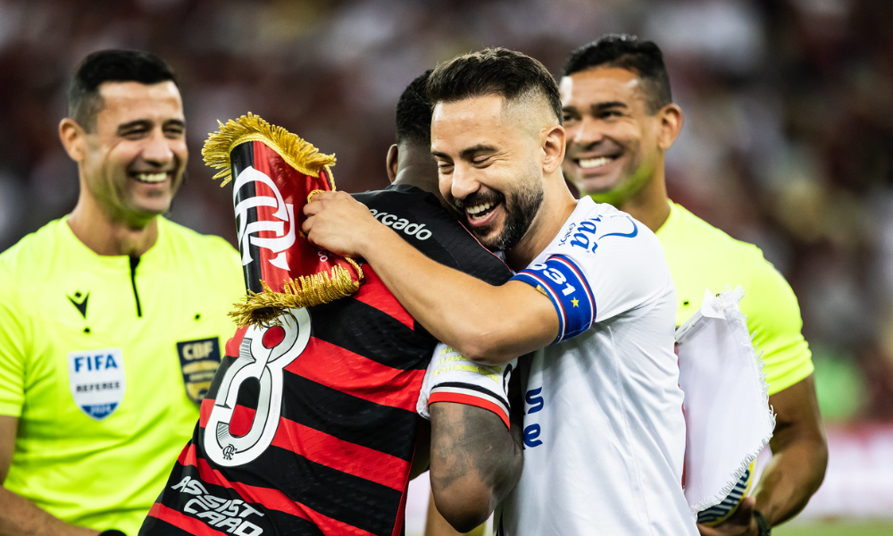 Gerson abraçando Everton Ribeiro, no jogo entre Flamengo x Bahia, pelo Brasileirão Série A