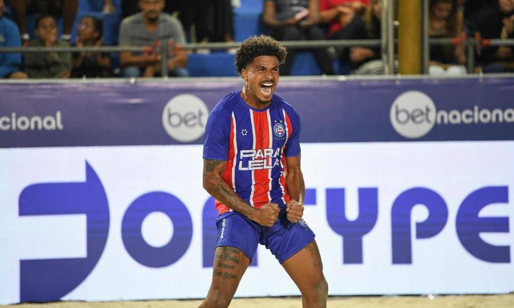 Atleta Renan, em ação pelo Bahia no Futevôlei