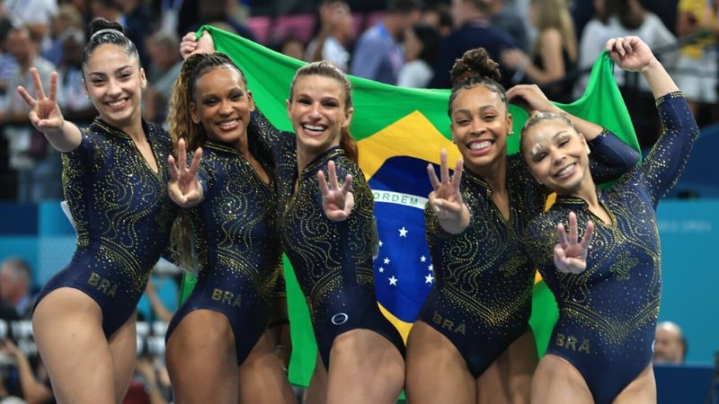Equipe brasileira de ginástica artística comemorando a medalha de bronze na modalidade por equipes feminino.