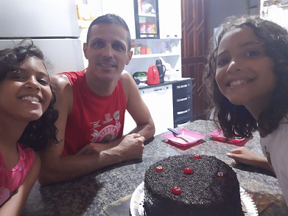 Ricardo ao lado de Alana e Alycia (Foto: Arquivo pessoal)