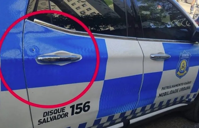 Porta traseira do carro do órgão recebeu o tiro. Foto: Reprodução