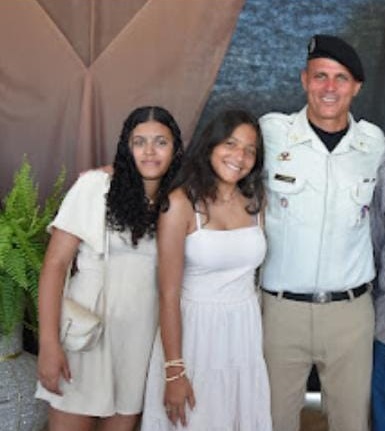Sargento com as filhas (Foto: Arquivo pessoal)
