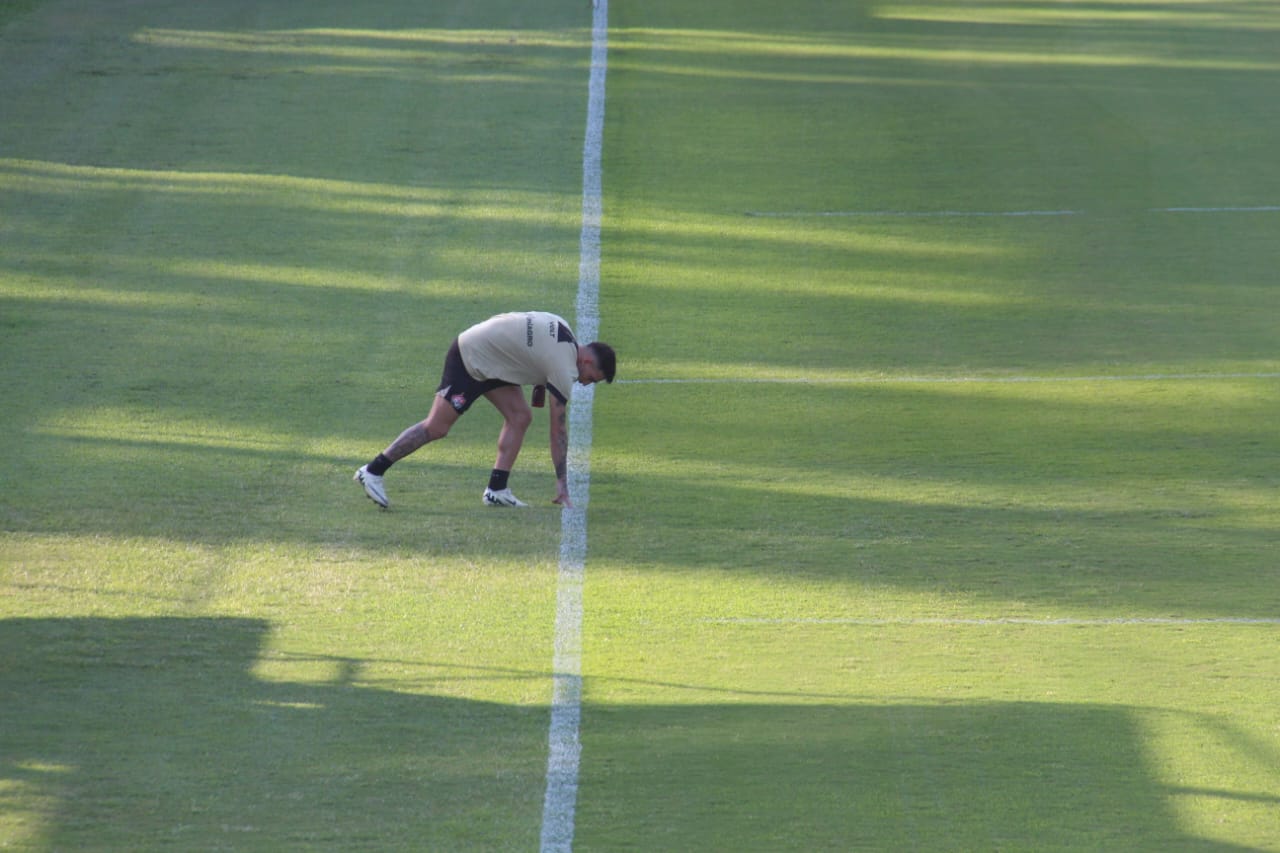 Gustavo Mosquito em campo para treino pelo Vitória (Foto: Débora Marques/BNews)