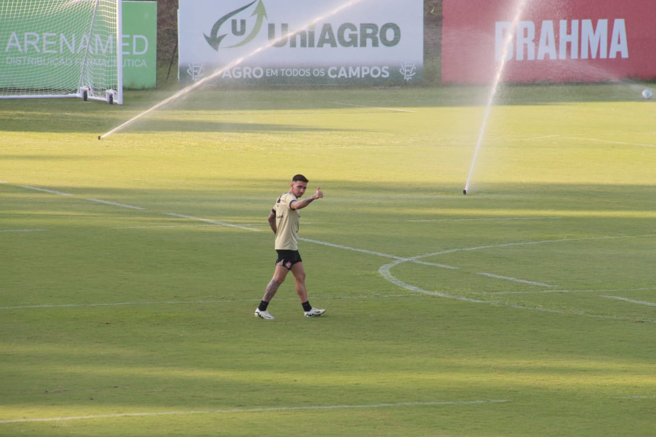 Gustavo Mosquito em campo para treino pelo Vitória (Foto: Débora Marques/BNews)