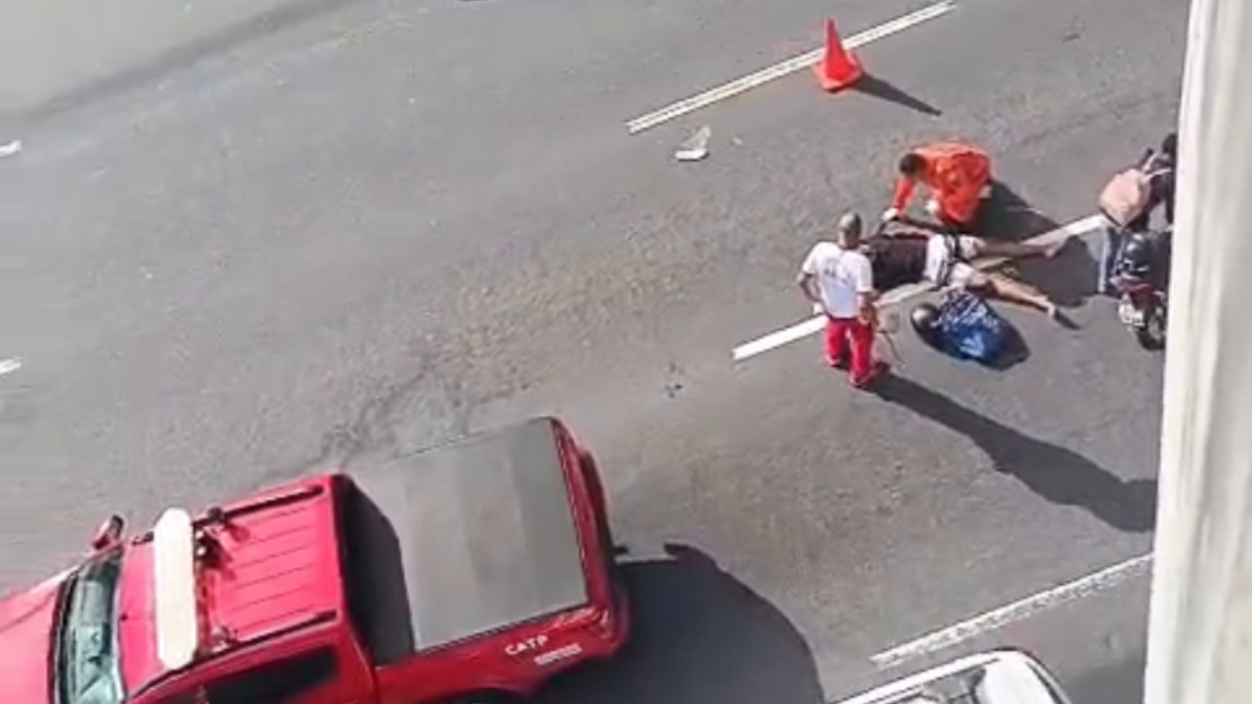 Motociclista colide em viaduto e cai na Avenida Paralela: “se perdeu na ...