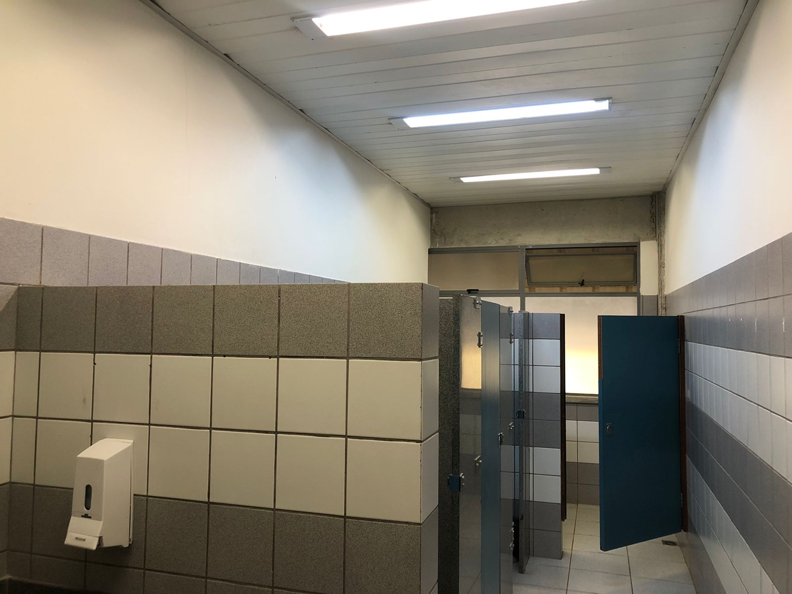 Estrutura do banheiro onde as estudantes teriam sido filmadas